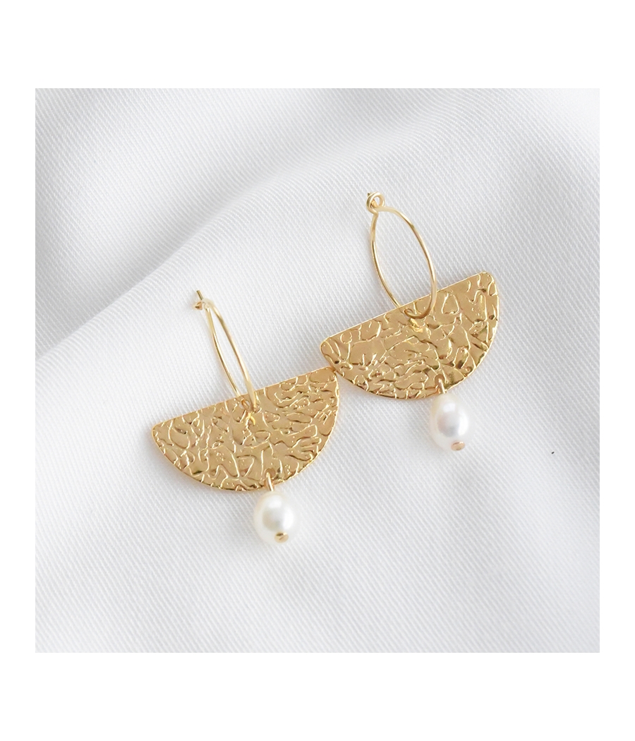 Boucles d'oreilles demi cercle martelé et perle ROMY